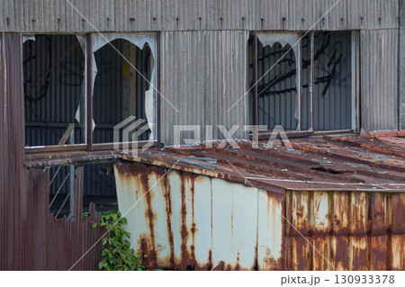 朽ち果てた工場の廃墟。空き家問題を象徴するような建物の外観。 130933378