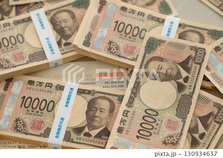 2024年新札・渋沢栄一1万円札札束と通帳 130934637