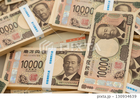 2024年新札・渋沢栄一1万円札札束と1000万円超え貯金通帳 130934639