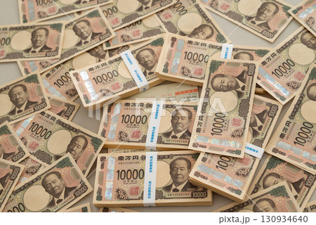 2024年新札・渋沢栄一1万円札札束と通帳 2024年新札・渋沢栄一1万円札札束と通帳 130934640