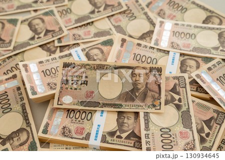 2024年新札・渋沢栄一1万円札札束+旧札 130934645