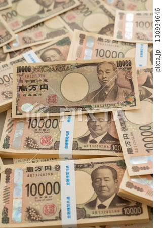 2024年新札・渋沢栄一1万円札札束と旧札 130934646