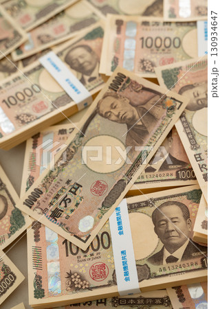 2024年新札・渋沢栄一1万円札札束と旧札 2024年新札・渋沢栄一1万円札札束と旧札 130934647