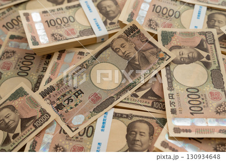 2024年新札・渋沢栄一1万円札札束と旧札 2024年新札・渋沢栄一1万円札札束と旧札 130934648