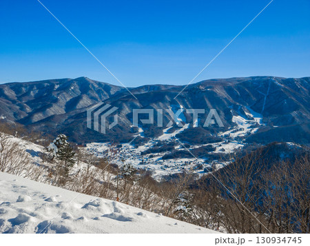 快晴のスキー場から一望する北志賀高原の冬景色 (長野県、山ノ内町、夜間瀬) 130934745
