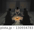暗く怖い部屋で怪談話をする女性たち 130934783