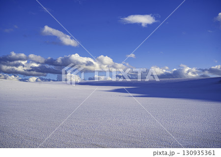 青い空と白い砂丘 130935361