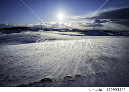 光に照らされる雪原 光に照らされる雪原 130935363