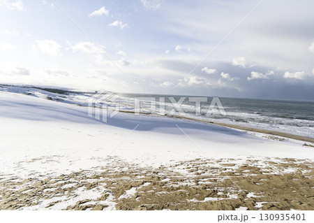 冬の海岸と青い空 130935401