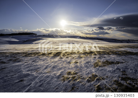 夕日に染まる雪原 130935403