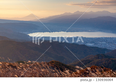 秋の高原から望む富士山と諏訪湖の風景 130936064