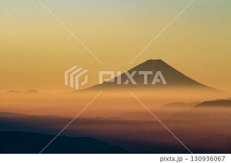 夜明けの雲海とオレンジ色の空_富士山 130936067