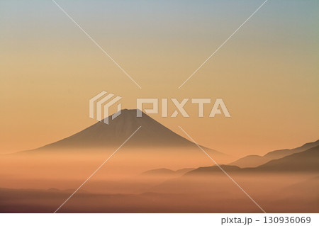 朝焼けの雲海に浮かぶ雄大な富士山 130936069