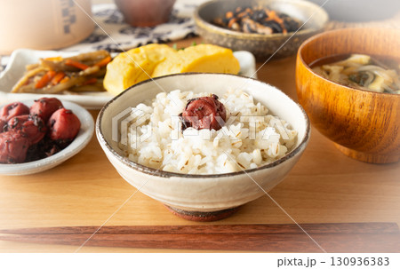 和食　梅干しのせ麦飯　食卓 130936383