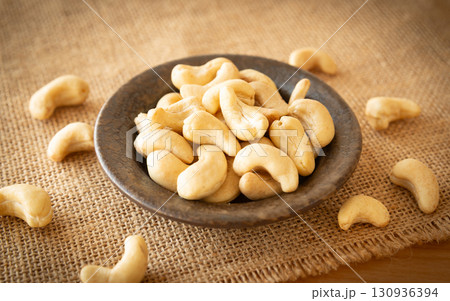 小皿に盛られたカシューナッツ 130936394