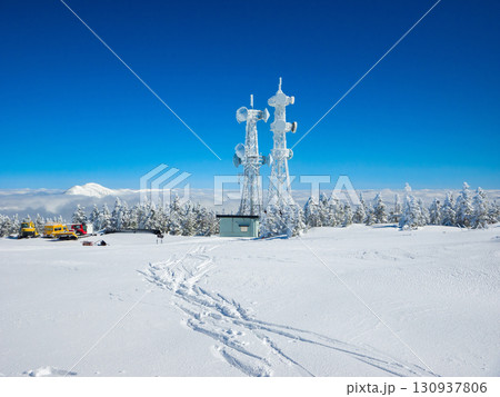 横手山山頂の電波塔と雲海から昇る岩菅山の冬景色 (長野県、山ノ内町、横手山) 130937806