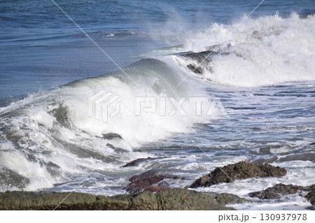 日本海の荒波 山形県庄内海岸 130937978