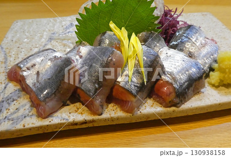 秋が旬の魚。旬の新鮮な味を刺身で楽しむ！秋刀魚の刺身の写真 130938158