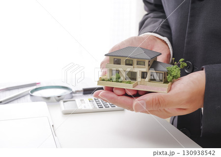 住宅購入や住宅ローンのイメージ素材 住宅購入や住宅ローンのイメージ素材 130938542