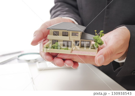 住宅購入や住宅ローンのイメージ素材 住宅購入や住宅ローンのイメージ素材 130938543