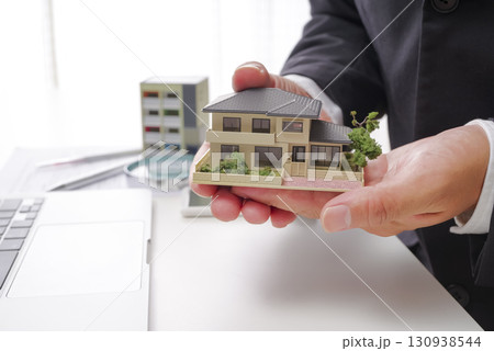 住宅購入や住宅ローンのイメージ素材 住宅購入や住宅ローンのイメージ素材 130938544