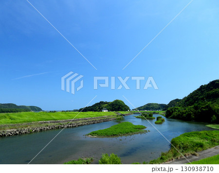 河川改修工事をされた波介川の夏の風景 河川改修工事をされた波介川の夏の風景 130938710