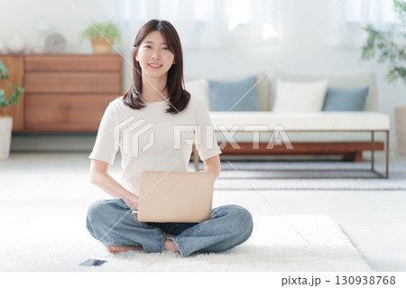 家でパソコンを使って仕事する女性 家でパソコンを使って仕事する女性 130938768