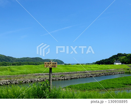 波介川の土手にある仁淀川の河川距離標 130938895