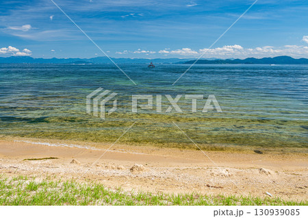 さざ波打ち寄せる琵琶湖畔　滋賀県大津市北小松 130939085