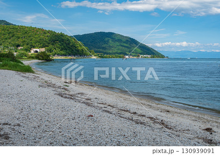 さざ波打ち寄せる琵琶湖畔 滋賀県大津市北小松 さざ波打ち寄せる琵琶湖畔 滋賀県大津市北小松 130939091