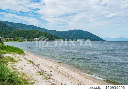 さざ波打ち寄せる琵琶湖畔　滋賀県大津市北小松 130939096