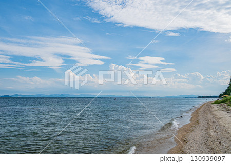 さざ波打ち寄せる琵琶湖畔 滋賀県大津市北小松 さざ波打ち寄せる琵琶湖畔 滋賀県大津市北小松 130939097