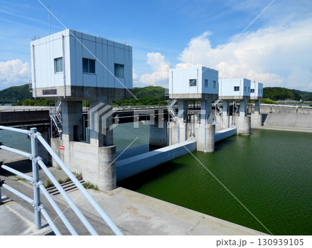河口からの塩水遡上を防止している波介川潮止堰 河口からの塩水遡上を防止している波介川潮止堰 130939105
