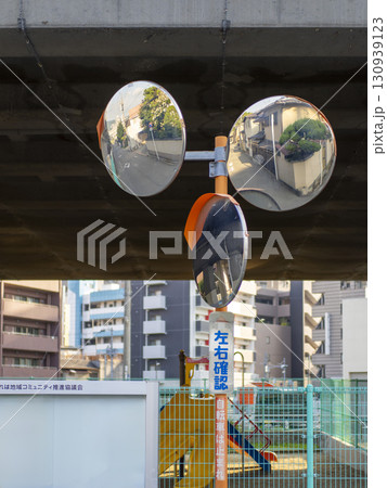 住宅街に設置された道路反射鏡 130939123