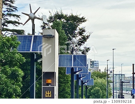 ソーラーパネルと風力発電の街灯 ソーラーパネルと風力発電の街灯 130939218