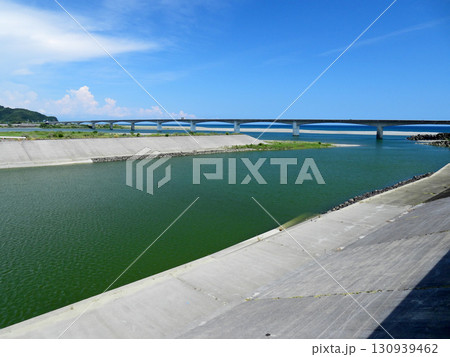 青い海、青い空の下、仁淀川河口に架かる仁淀川河口大橋 130939462