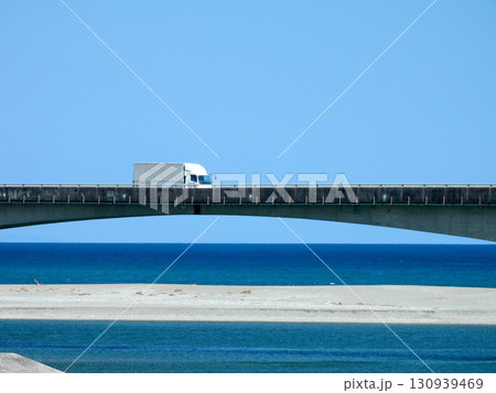 青い海、青い空の下、仁淀川河口に架かる仁淀川河口大橋 130939469