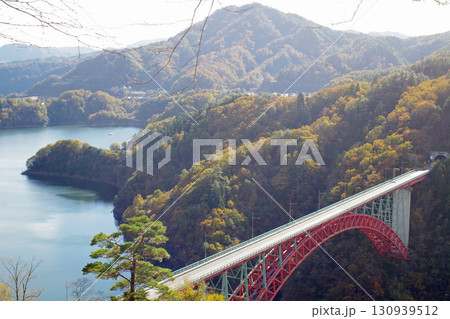 温井ダム龍姫湖の秋の景色 130939512