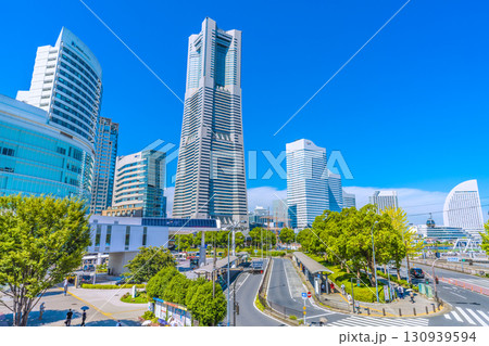 日本の横浜都市景観9月8日。横浜ランドマークタワーやヨコハマエアキャビンの桜木町駅などを望む 130939594