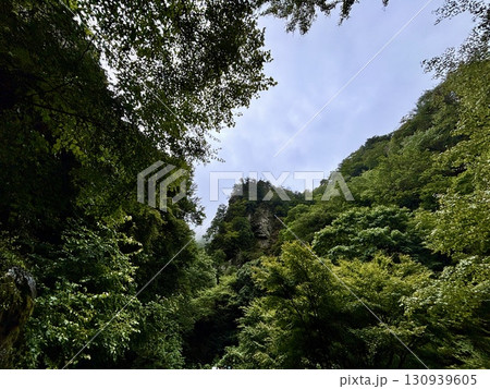 神戸岩と青空 130939605