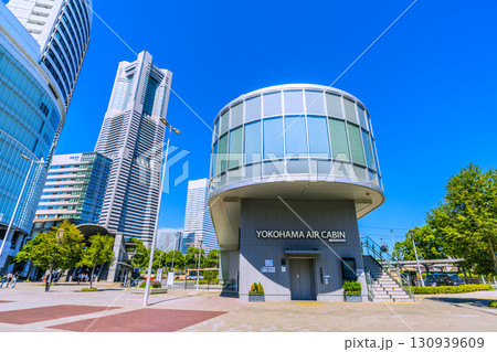 日本の横浜都市景観9月8日。横浜ランドマークタワーやヨコハマエアキャビンの桜木町駅などを望む 130939609