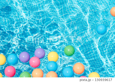 プールに浮かぶカラーボール（バカンス,リゾート,バケーション） 130939617