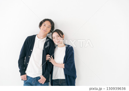 並んで立つ男女カップル 130939636