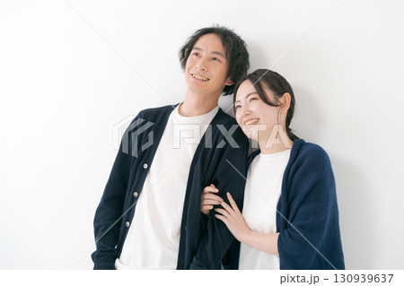 並んで立つ男女カップル 130939637