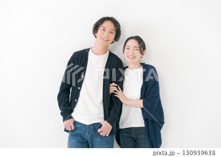 並んで立つ男女カップル 130939638