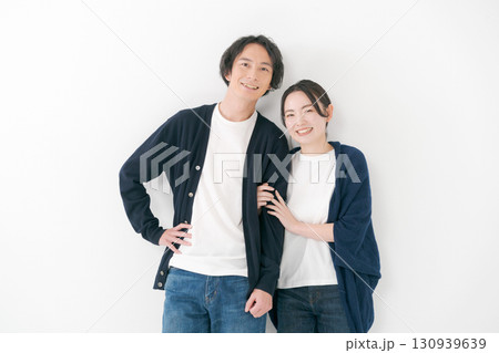 並んで立つ男女カップル 130939639