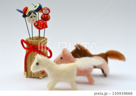 羊毛フェルトの馬と正月飾りの年賀素材 羊毛フェルトの馬と正月飾りの年賀素材 130939666