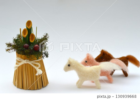 羊毛フェルトの馬と門松の年賀素材　　 130939668