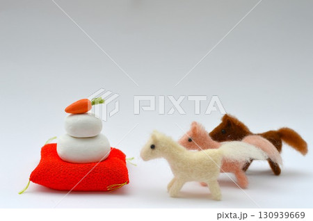 羊毛フェルトの馬と鏡もちの年賀素材 羊毛フェルトの馬と鏡もちの年賀素材 130939669