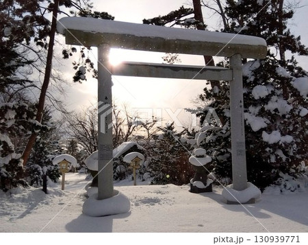 雪景色の神社鳥居と冬の陽光 130939771